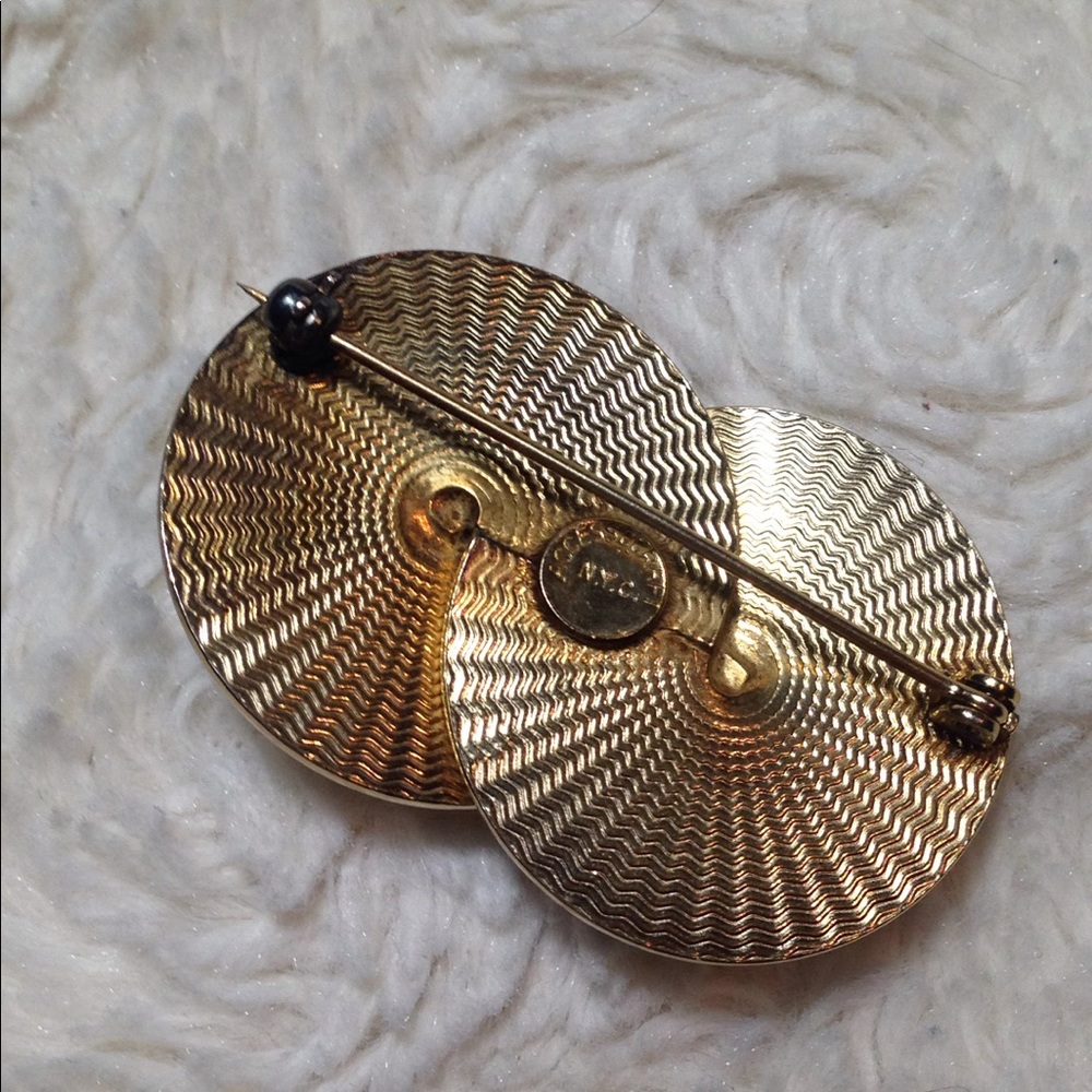 Gold toned pin - Picture 2 of 2